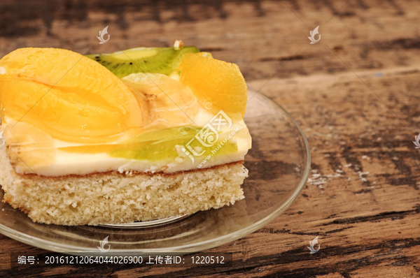 桌上玻璃板上杏餅的封閉