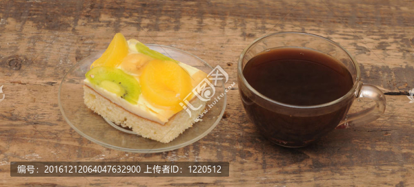 桌上咖啡杯和杏仁餅的杯合