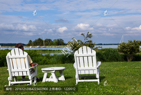 單身老人在白色椅子俯瞰海灣
