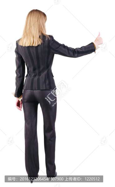 站在后面的年輕金發(fā)女郎顯示拇指