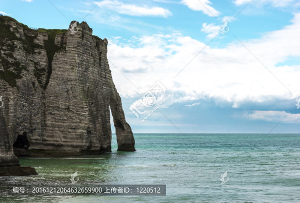 在法國北部的諾曼底海岸上的埃特勒塔