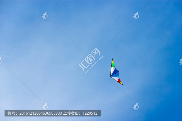 彩色風(fēng)箏翱翔在美麗的藍(lán)天