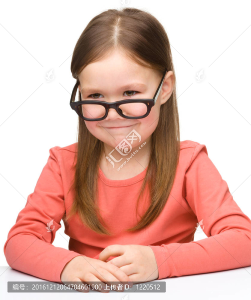 快樂的小女孩坐在桌子旁微笑