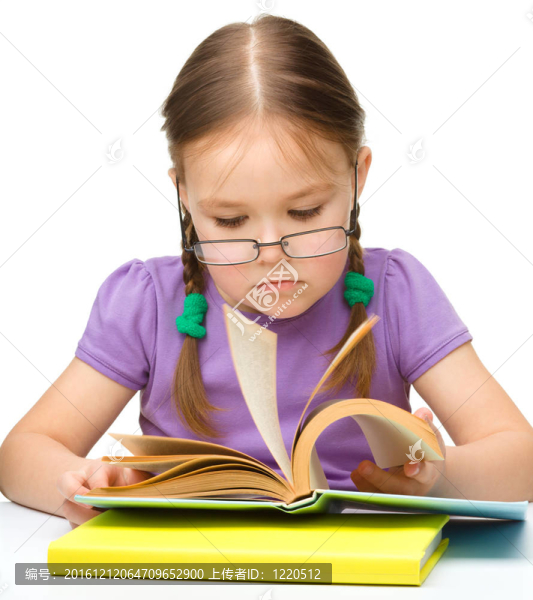 可愛開朗小女孩讀書