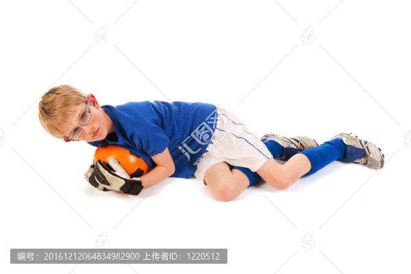 作為足球守門員的小男孩