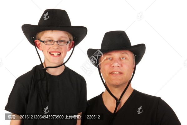 男人和孩子與牛仔帽