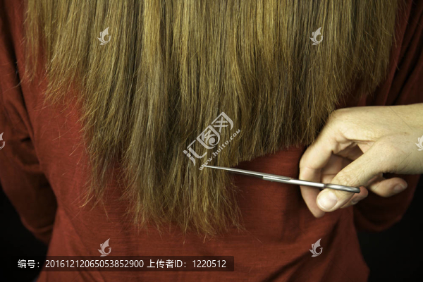 長頭發(fā)會(huì)用剪刀剪的發(fā)型師