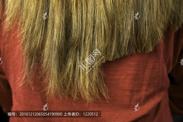 長頭發(fā)經(jīng)過一些切割關(guān)閉