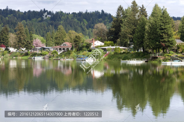 瓦城市；湖濱工程。