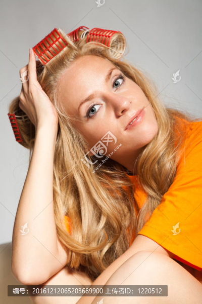 帶發(fā)輥的婦女