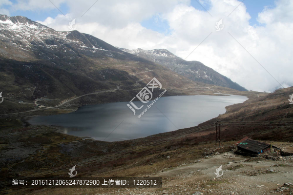 在山上的湖
