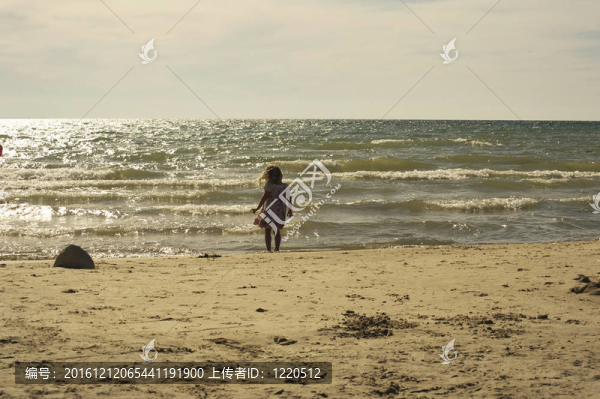 水邊的小女孩