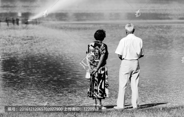 湖邊老年夫婦