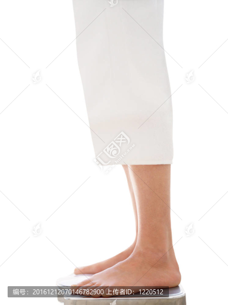 站在浴室尺度上的裸露的女性腳