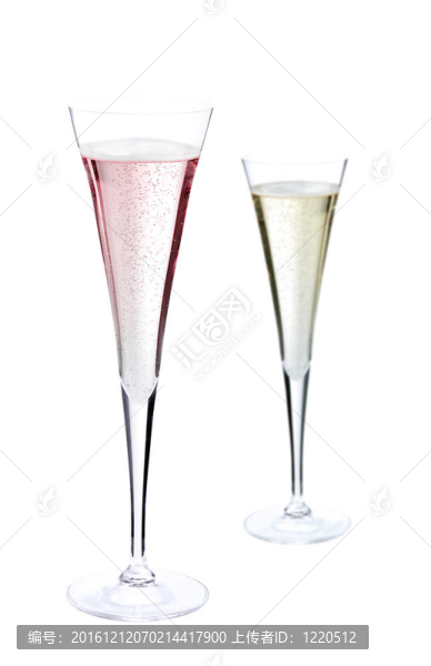 一杯香檳酒；在白色背景上隔絕。