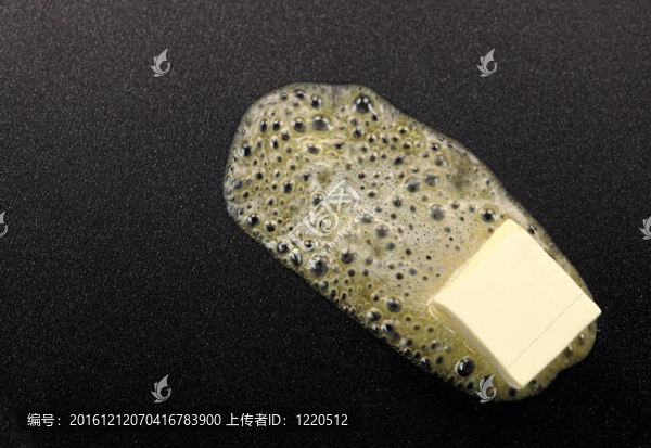 不粘鍋上融化的黃油片