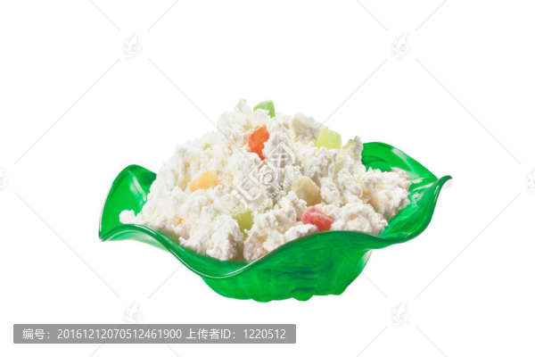 碗與新鮮的平房奶酪