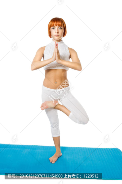 年輕女性練習(xí)瑜伽體位法