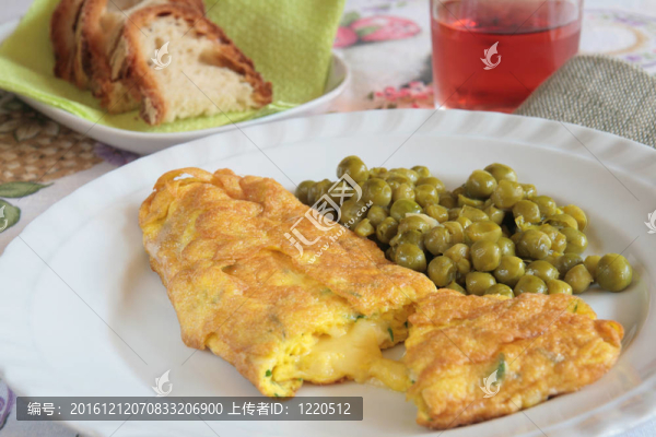奶酪煎蛋餅青豆；面包和酒