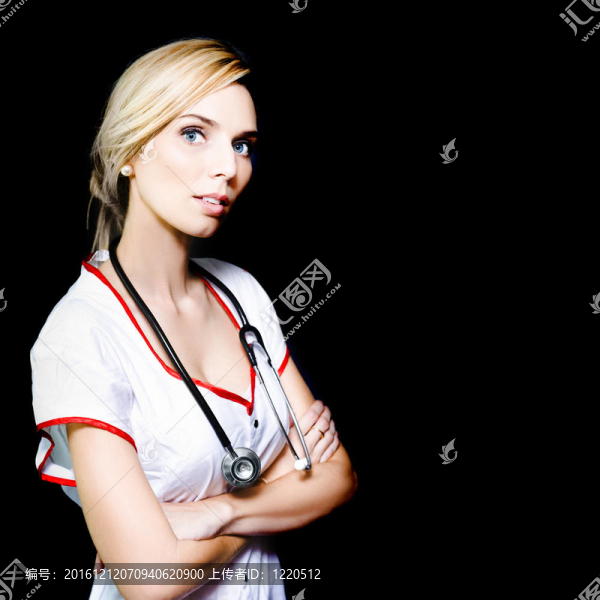 年輕漂亮的金發(fā)女護(hù)士與stethescope