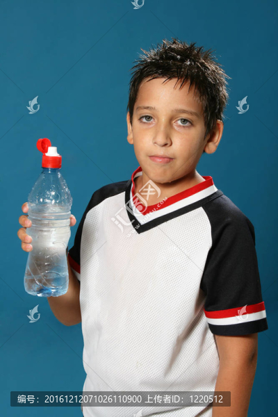 口渴男孩喝水