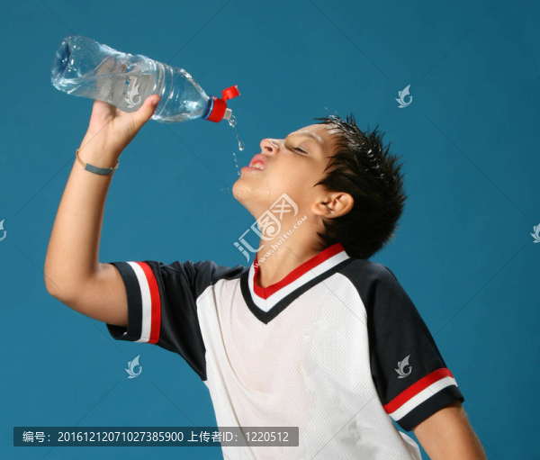 口渴男孩喝水