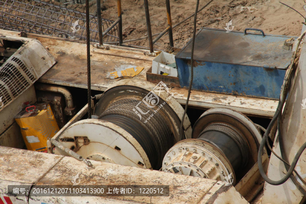 鉆孔機(jī)工作。Winch。