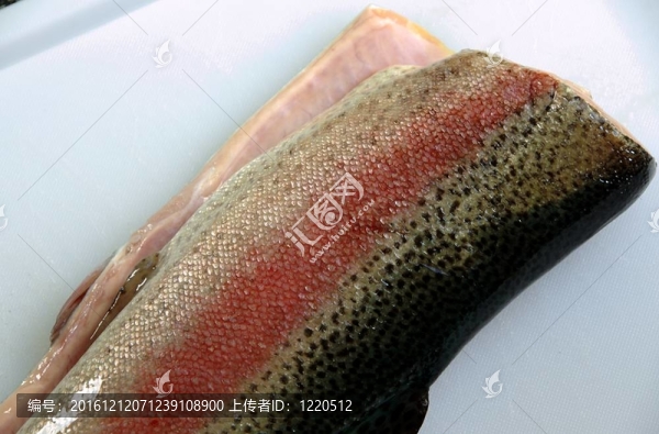 新鮮的鱒魚