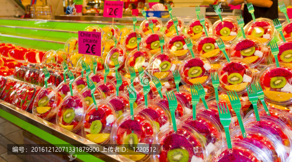 水果市場(chǎng)（La,Boqueria；著名的巴塞羅那市場(chǎng)）。攤位上五顏六色的水果