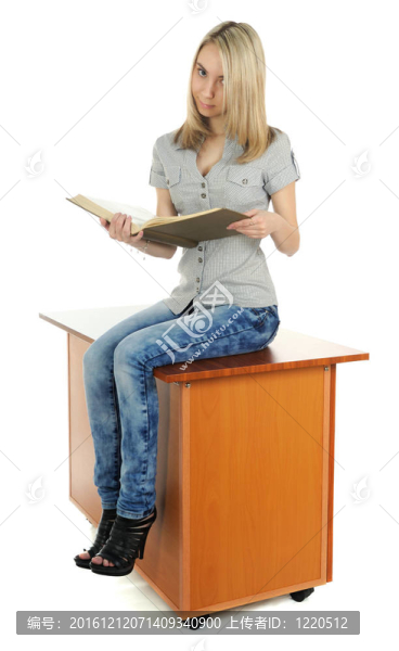 帶書的女孩。
