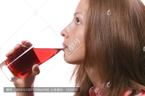 喝紅葡萄酒的年輕女子