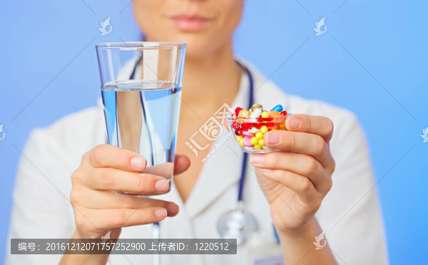 丸；片劑和藥物在醫(yī)生的手堆；放大圖