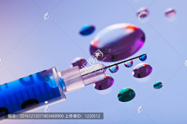 液滴滴在水滴背景水上的注射器針頭
