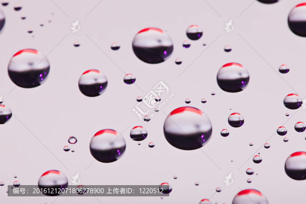 半透明水滴背景；宏觀視圖
