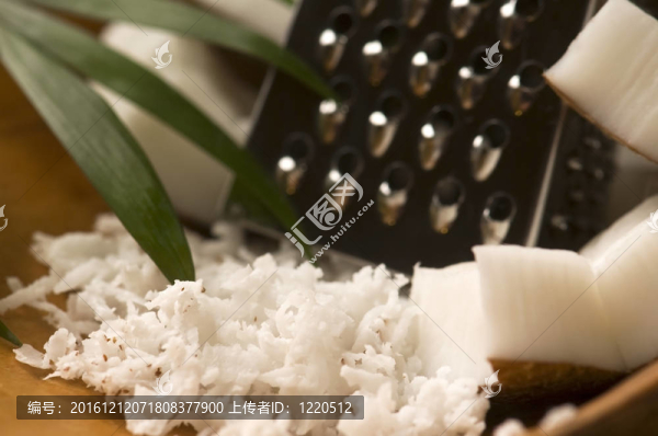 磨碎的椰子且螺母