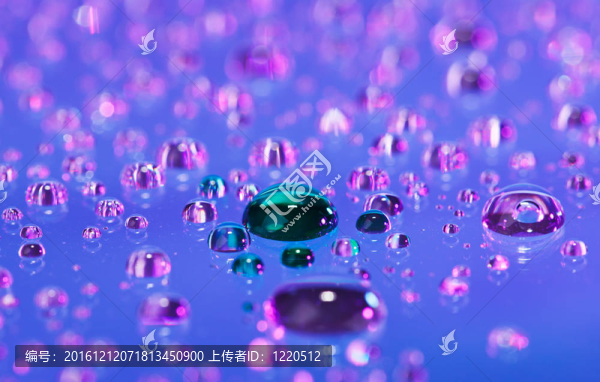 水背景下的綠液滴；宏觀觀