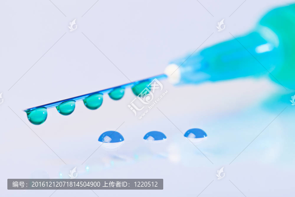 綠液滴上水滴背景針頭