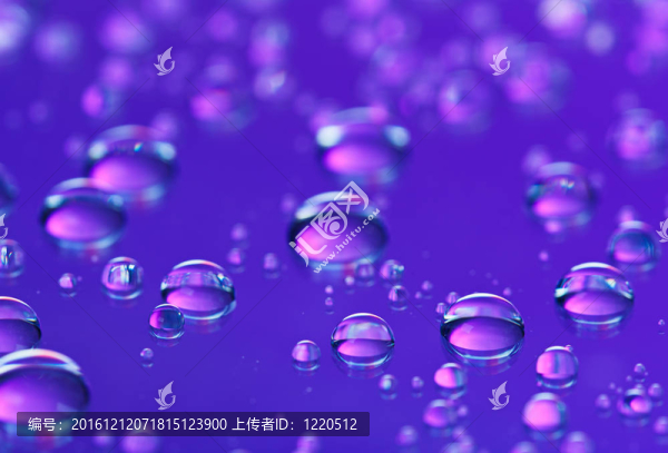 藍色抽象半透明水滴背景；宏觀視圖