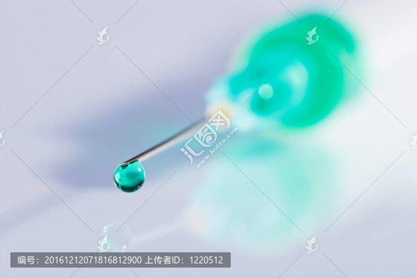 綠液滴上水滴背景針頭