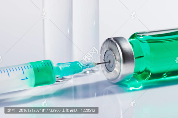 Ampoule和注射器宏觀白靜物