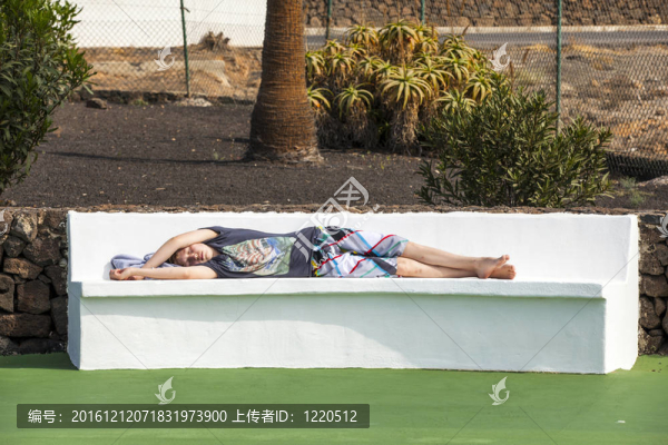 放松的男孩在長椅上睡覺