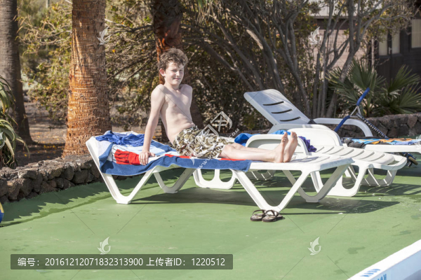 輕松的男孩喜歡躺在沙發(fā)上