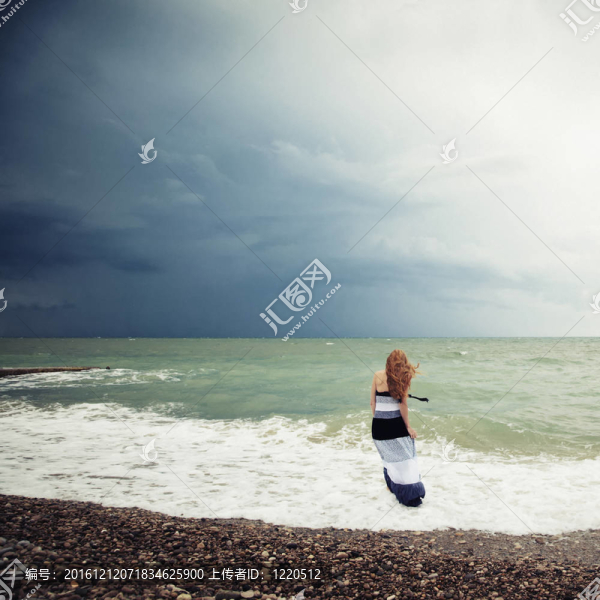 暴風雨中海灘上的女人