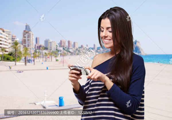 年輕女人接觸現(xiàn)代移動對BEA的肖像