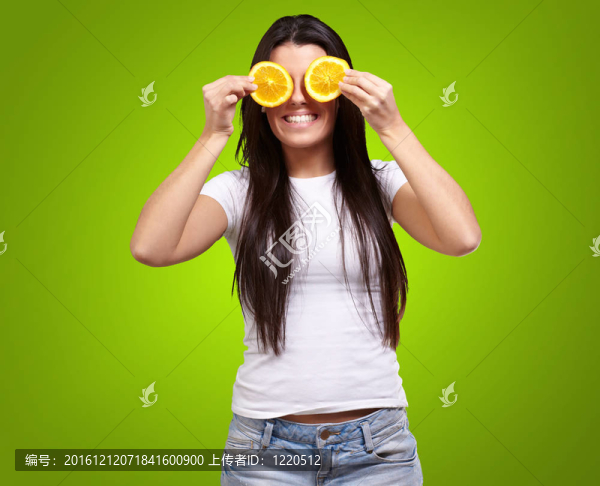 年輕婦女抱著她在他們面前橙片的肖像