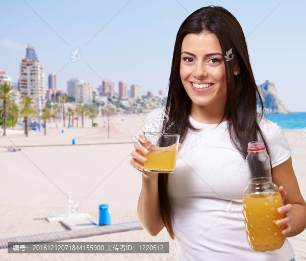 少女在海灘上喝橙汁的肖像