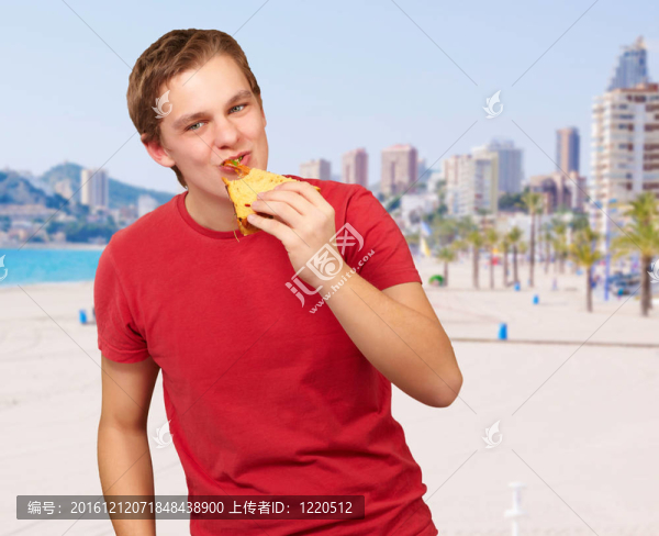 年輕人在海灘上吃比薩的肖像