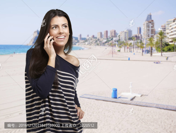 年輕女子在海灘上移動的肖像