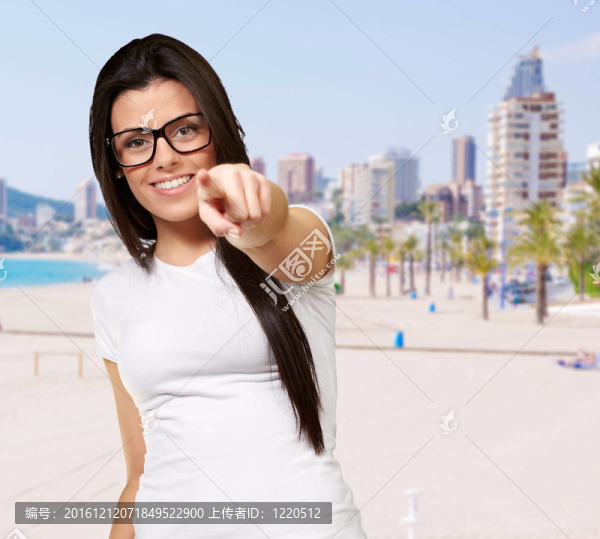 用手指指著海灘的年輕女子肖像