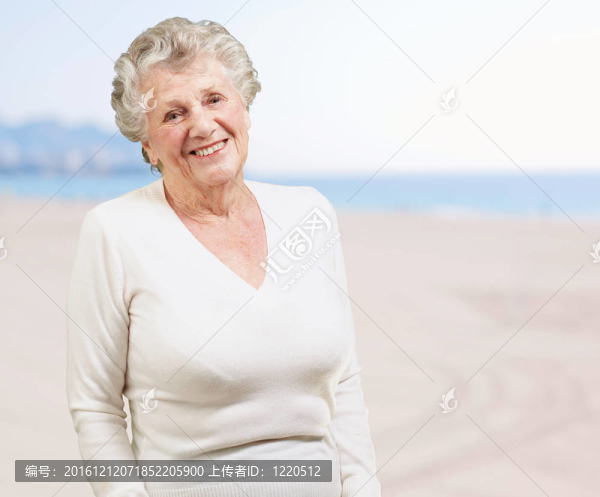 健康的高級(jí)女子在海灘微笑